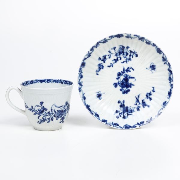 Una tazza e un piattino. Inghilterra, Manifattura di Bristol, 1770-1780 circa.