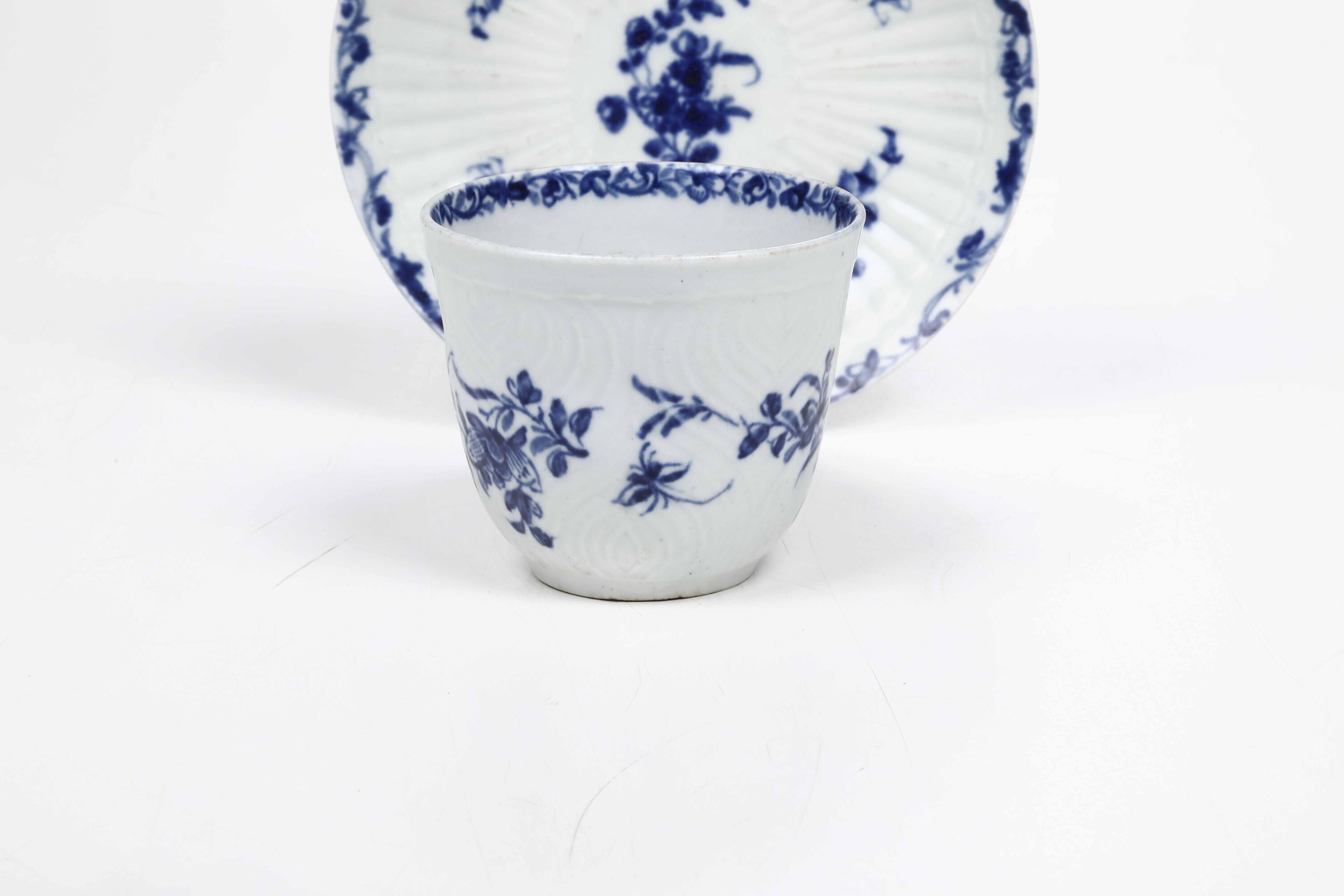 Una Tazza e un Piattino.inghilterra, Manifattura di Bristol, 1770-1780 Circa.