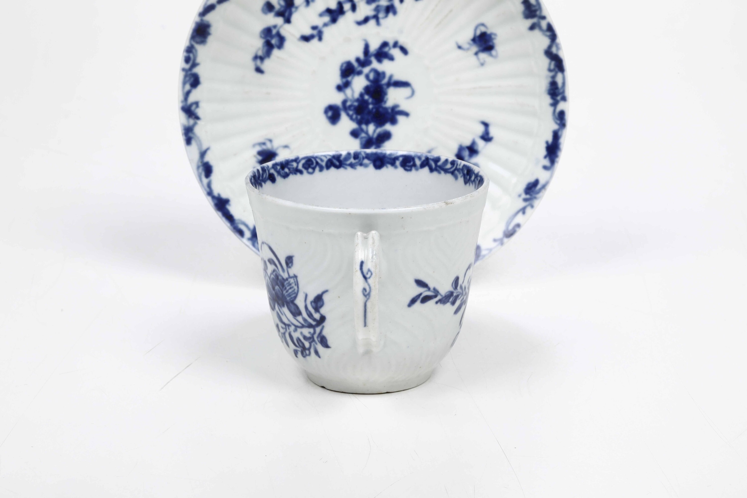 Una Tazza e un Piattino.inghilterra, Manifattura di Bristol, 1770-1780 Circa.