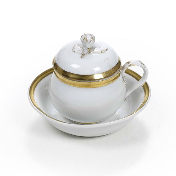 Tazza coperta con piattino. Meissen, XIX secolo.