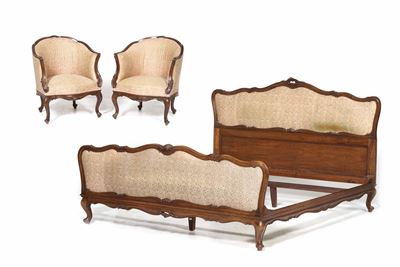 Letto e due poltroncine in legno intagliato, cm 215X188X125