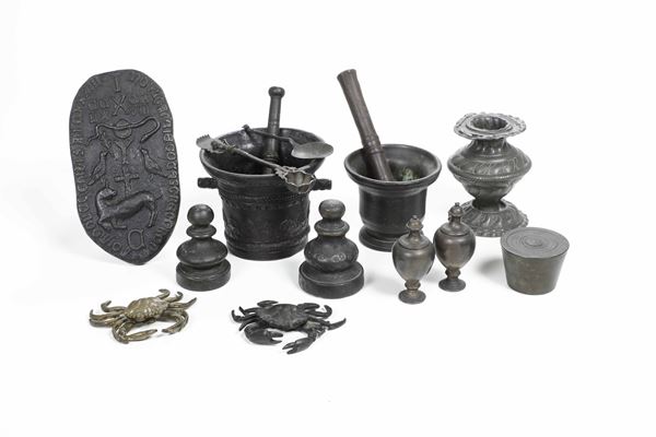 Gruppo di oggetti in bronzo e altri materiali. Varie epoche e manifatture