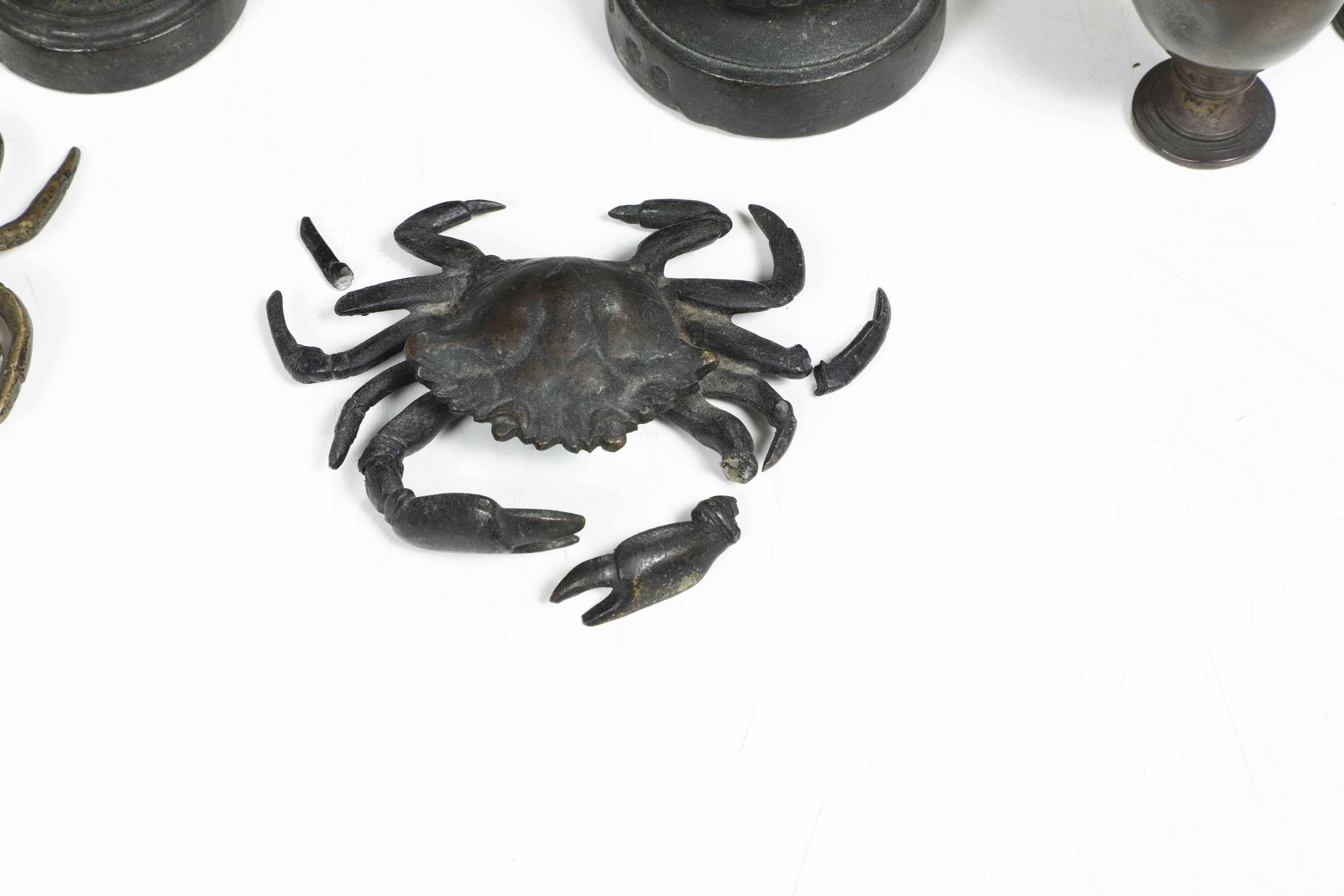 Gruppo di oggetti in bronzo e vari materiali, inclusi mortai e decorazioni