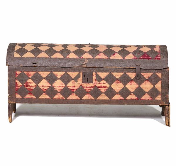 Antico baule in legno con rivestimento in lamierino sbalzato e tessuto. XVII secolo