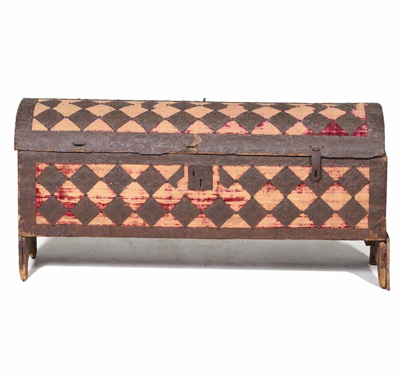 Antico baule in legno con rivestimento in lamierino sbalzato e tessuto. XVII secolo  - Asta Antiquariato - Cambi Casa d'Aste