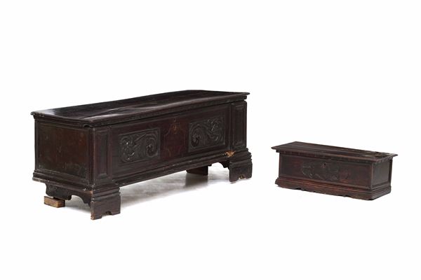 Lotto di una cassapanca in legno con fronte decorato con intagli a volute vegetali e piccola cassa forziere