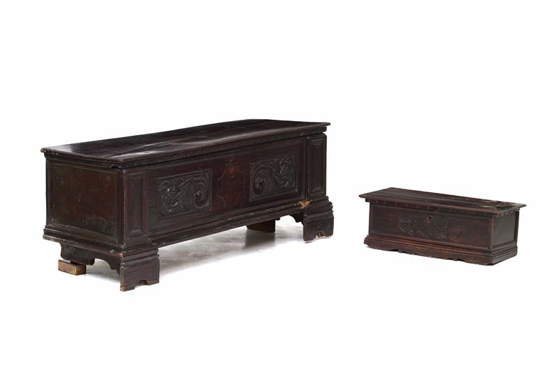 Lotto di una cassapanca in legno con fronte decorato con intagli a volute vegetali e piccola cassa forziere  - Auction Antiques - Cambi Casa d'Aste