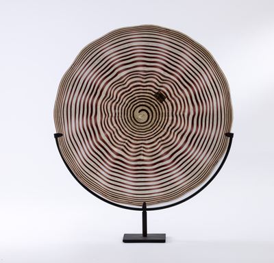 Murano, Piatto in vetro soffiato con decoro di spirale ametista e avventurina, circa 1930