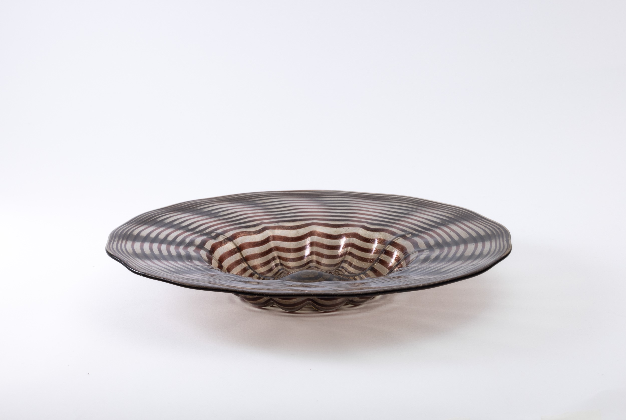 Murano, Piatto in vetro soffiato con decoro di spirale ametista e avventurina, circa 1930