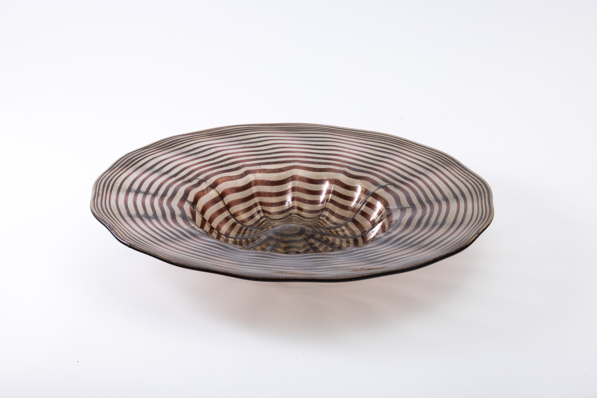 Murano, Piatto in vetro soffiato con decoro di spirale ametista e avventurina, circa 1930