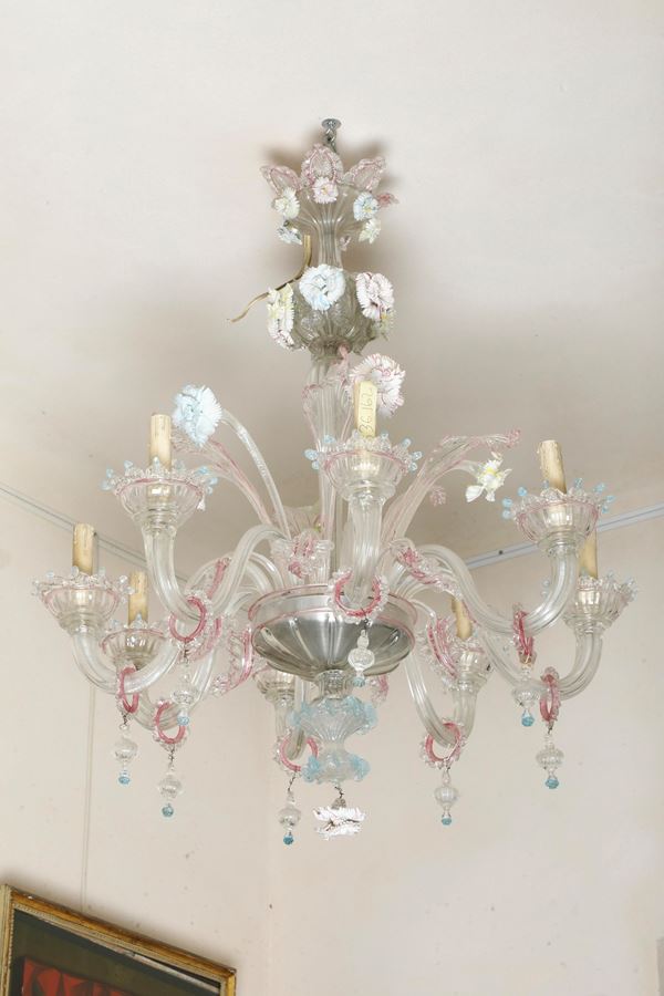 Coppia di lampadari a otto fiamme in vetro trasparente e vetro colorato