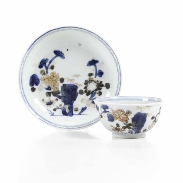 Tazza con piattino in porcellana Imari con decori floreali, Cina, Dinastia Qing, epoca Qianlong (1736-1796)