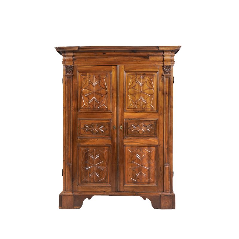 Armadio a due ante in noce intagliato. Genova XVIII secolo  - Asta Antiquariato e Giochi Antichi - Cambi Casa d'Aste