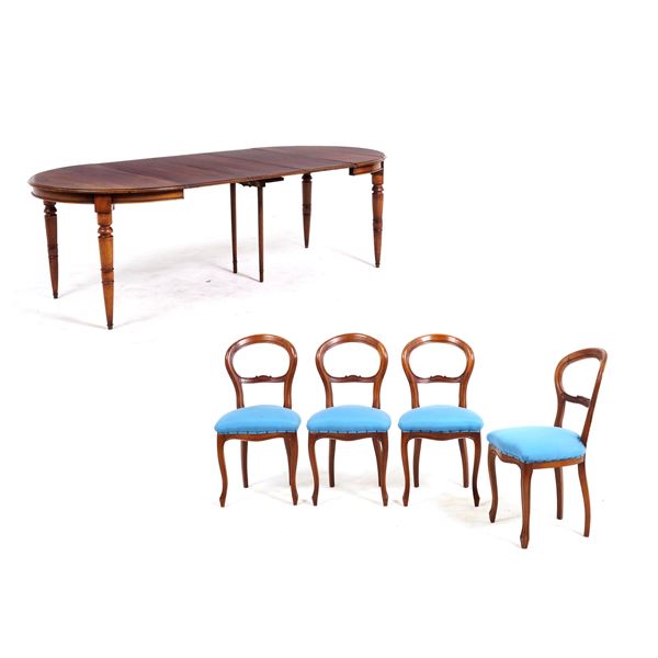 Tavolo allungabile e quattro sedie in legno. XIX-XX secolo