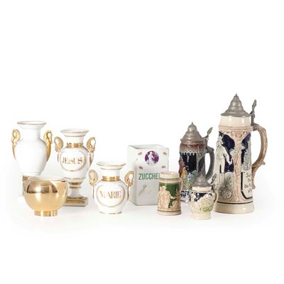 Ceramica e metalli, servizio da tavola composto da quattro vasi, una zuccheriera e quattro boccal...