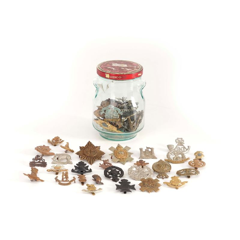 Collezione di spille e medaglie commemorative in metallo  - Auction Oggetti d'Arte - Ettore Mocchetti's Wunderkammer - Cambi Casa d'Aste