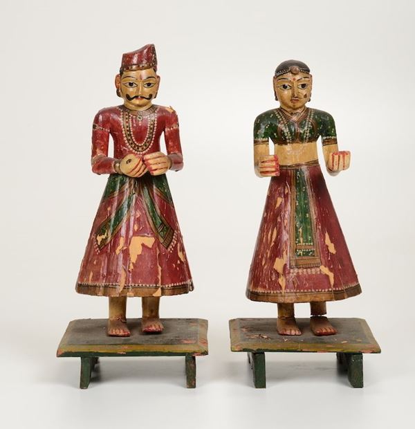 Coppia di statuine in legno dipinto