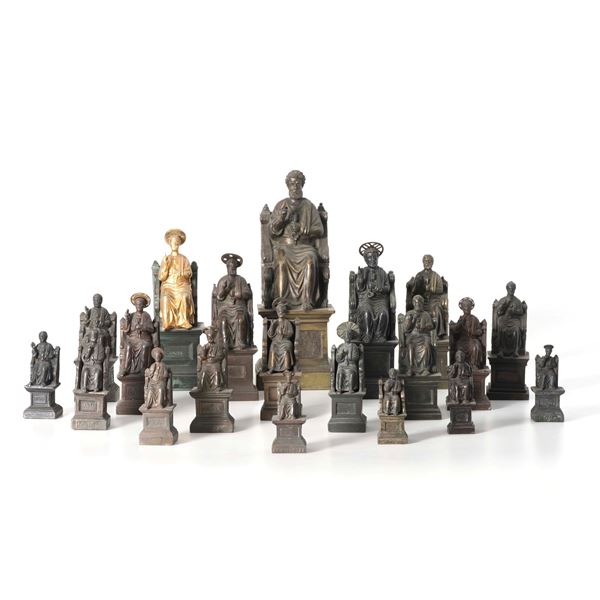 Collezione di statuette di San Pietro in metallo