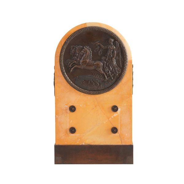 Stele in marmo giallo