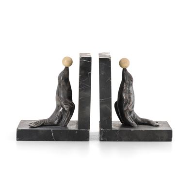 Coppia di fermalibri, marmo con decorazioni in metallo a foche
