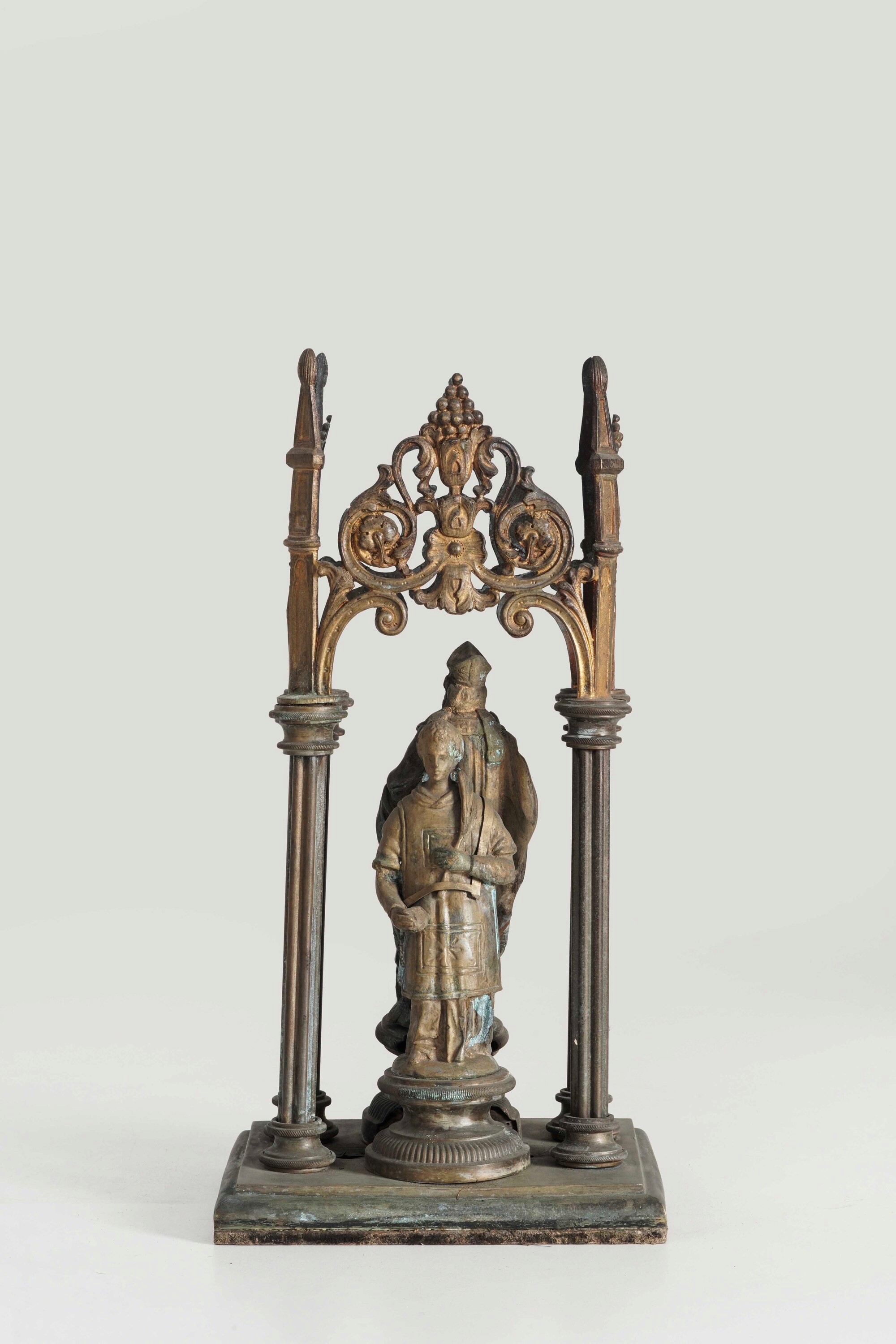 Tempietto in metallo con Santo vescovo, scultura da arredo