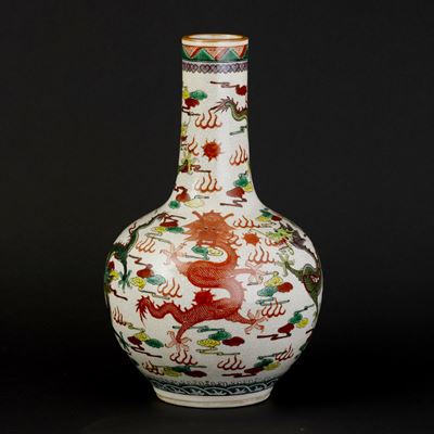 Vaso a Bottiglia in Porcellana Craquelè Raffigurante Draghi, Cina, XX Secolo