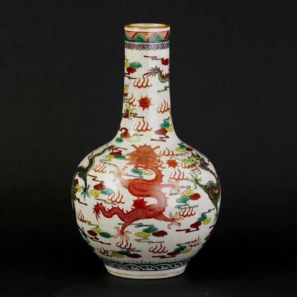 Vaso a bottiglia in porcellana craquelè raffigurante draghi, Cina, XX secolo