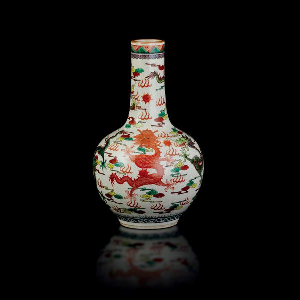 Vaso a bottiglia in porcellana craquelè raffigurante draghi, Cina, XX secolo
