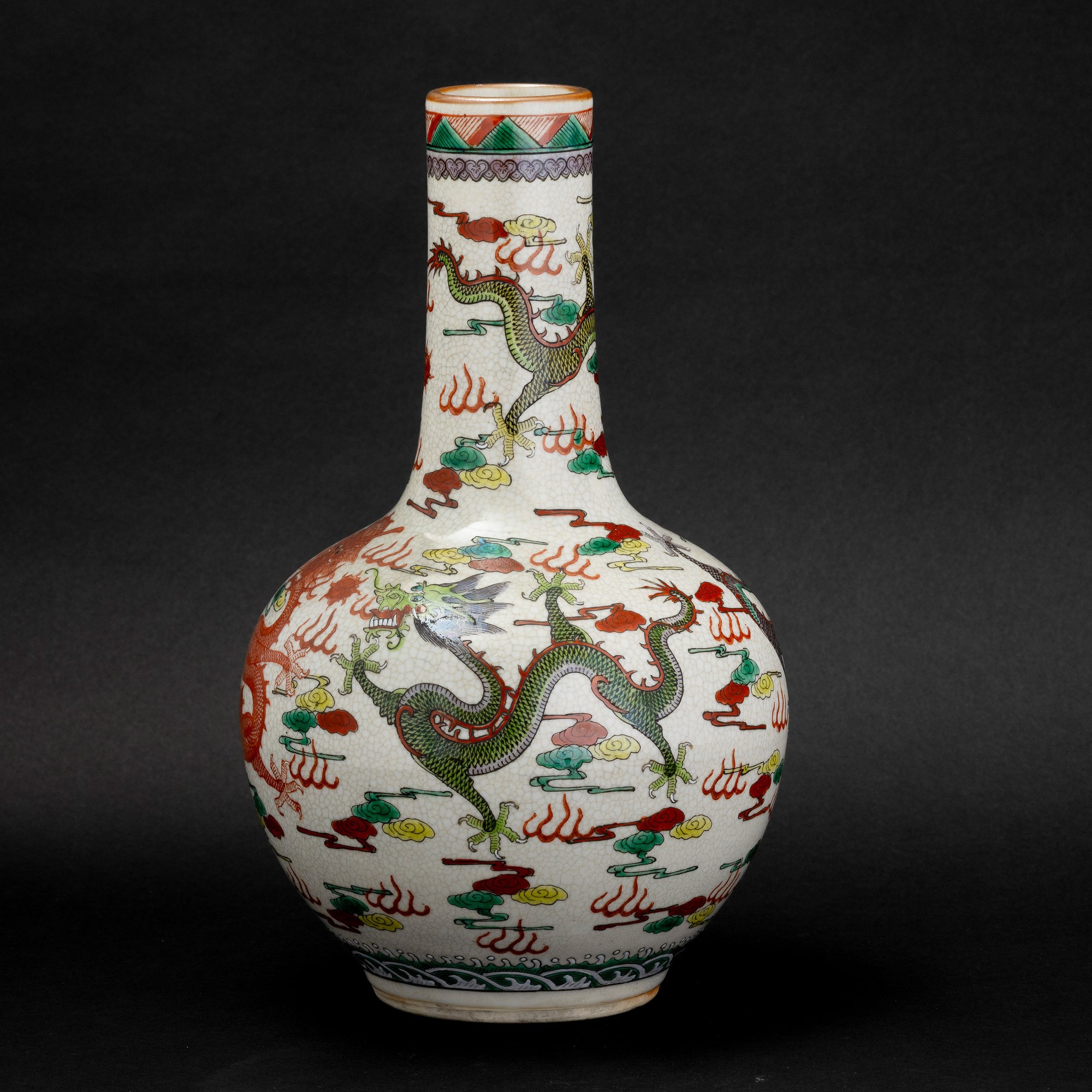 Vaso a bottiglia, porcellana craquelè con draghi, Cina, XX secolo
