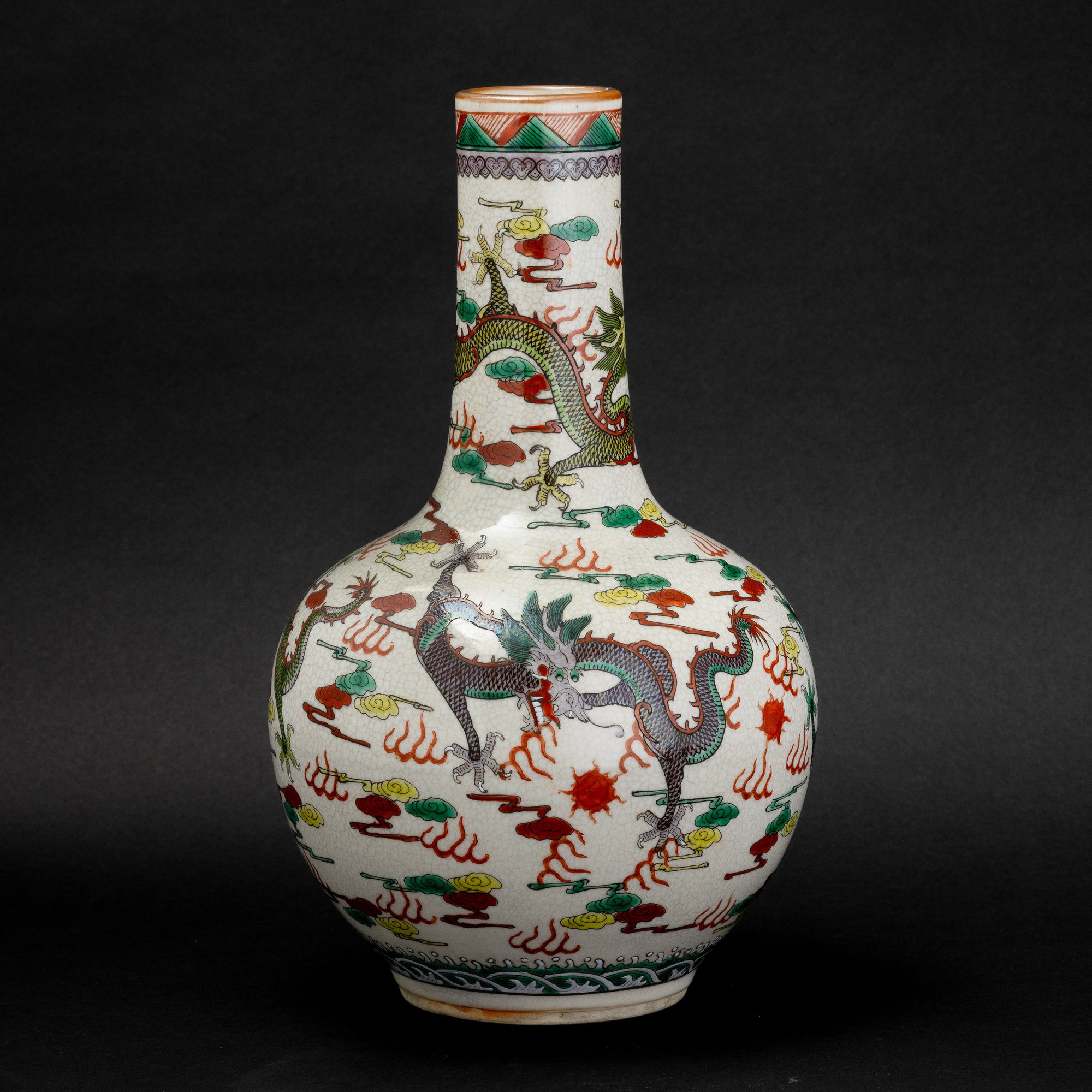 Vaso a bottiglia, porcellana craquelè con draghi, Cina, XX secolo