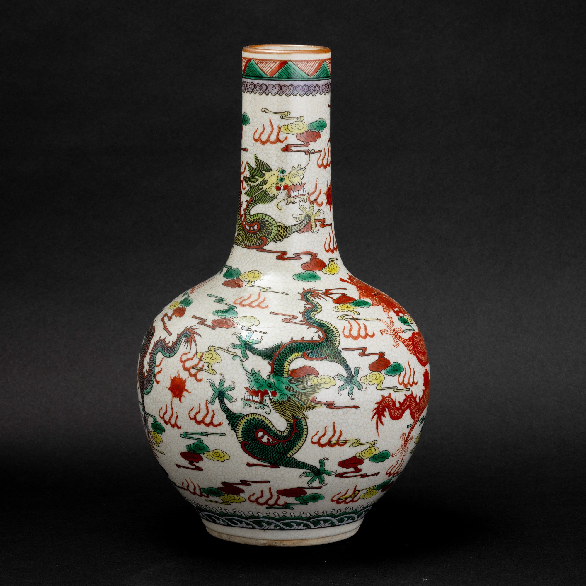 Vaso a bottiglia, porcellana craquelè con draghi, Cina, XX secolo