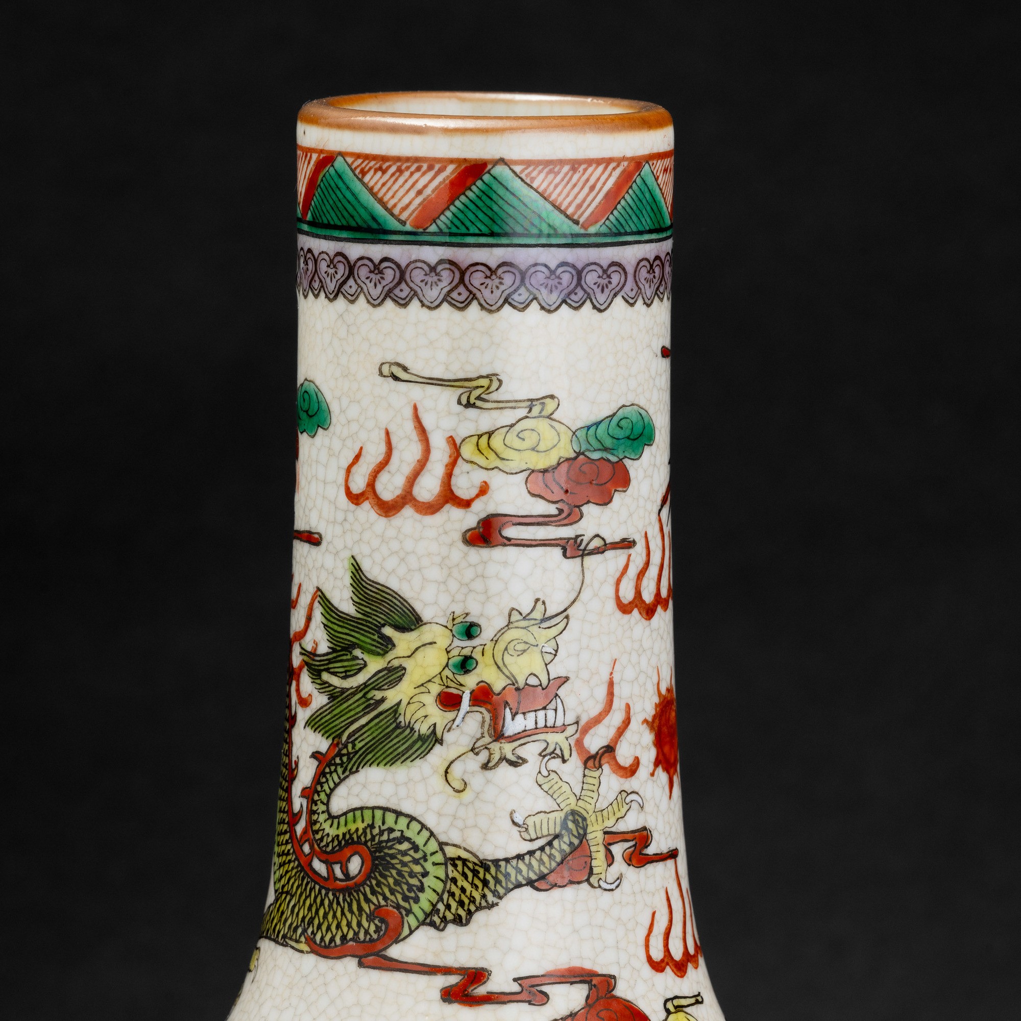Vaso a bottiglia, porcellana craquelè con draghi, Cina, XX secolo
