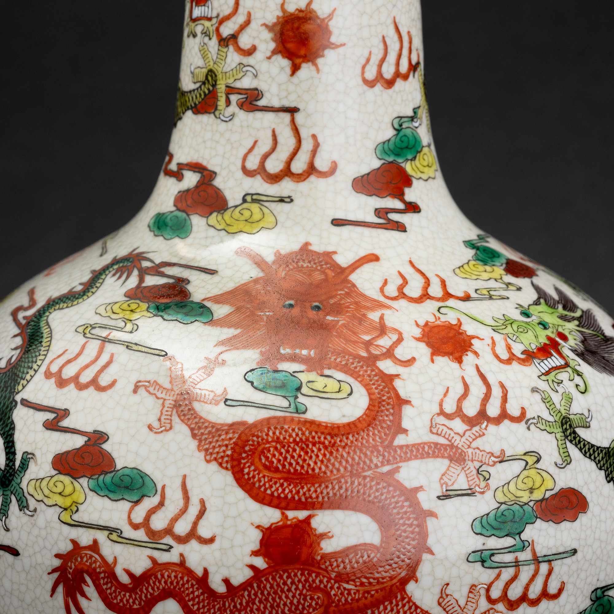 Vaso a bottiglia, porcellana craquelè con draghi, Cina, XX secolo