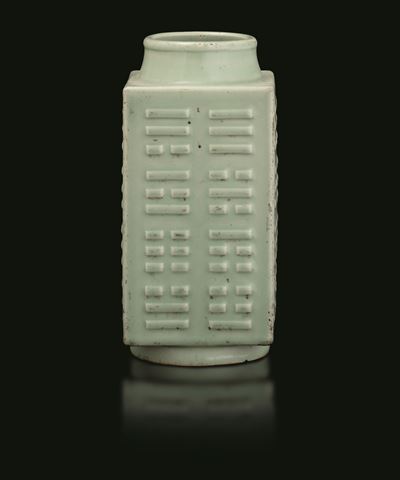 Cina, Vaso in porcellana celadon a sezione quadrata con trigrammi, dinastia Qing (marchio Qianlon...
