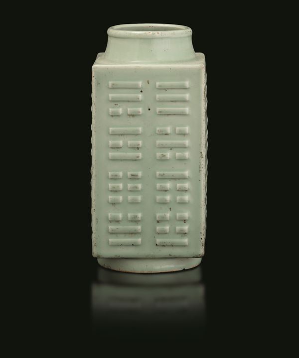 Raro vaso in porcellana Celadon a sezione quadrata decorato con trigrammi, Cina, dinastia Qing, marchio e del periodo Qianlong (1736-1796)