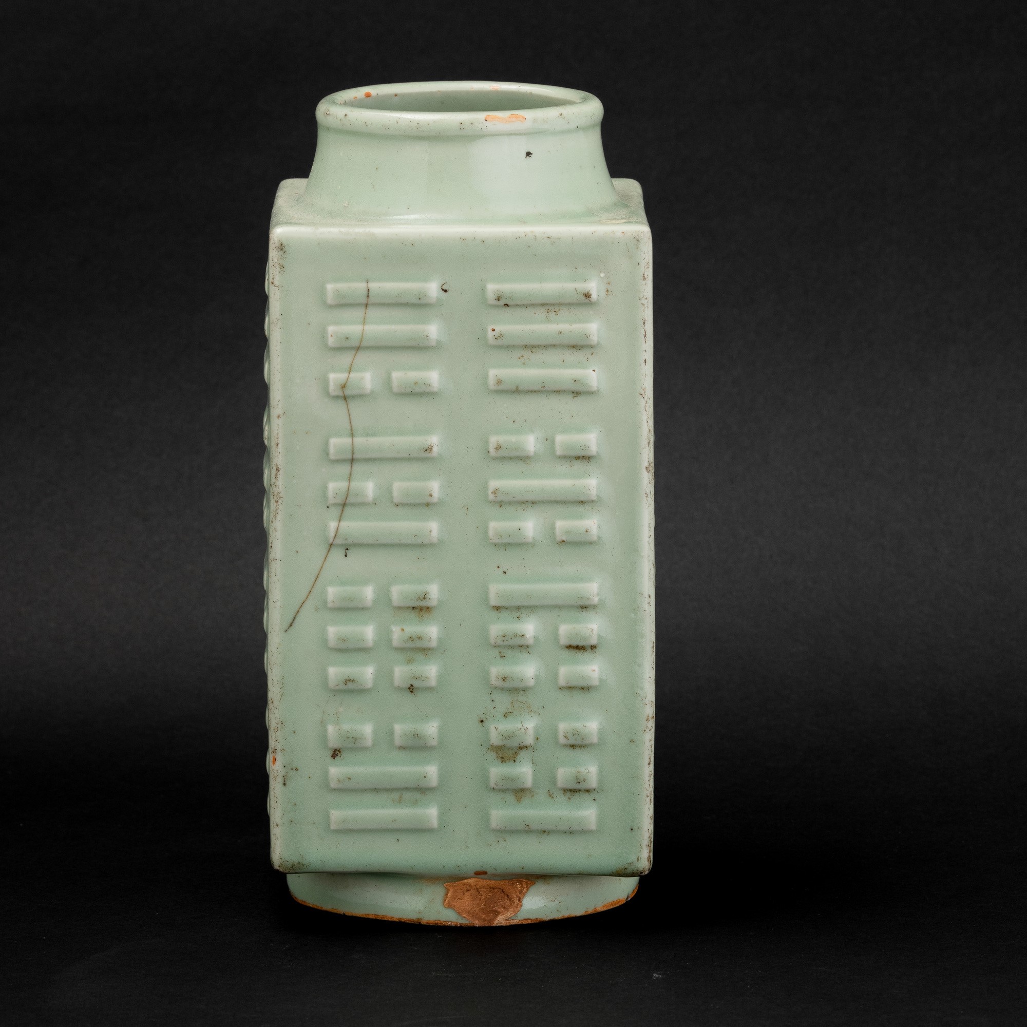 Cina, Vaso in porcellana celadon a sezione quadrata con trigrammi, dinastia Qing (marchio Qianlon...