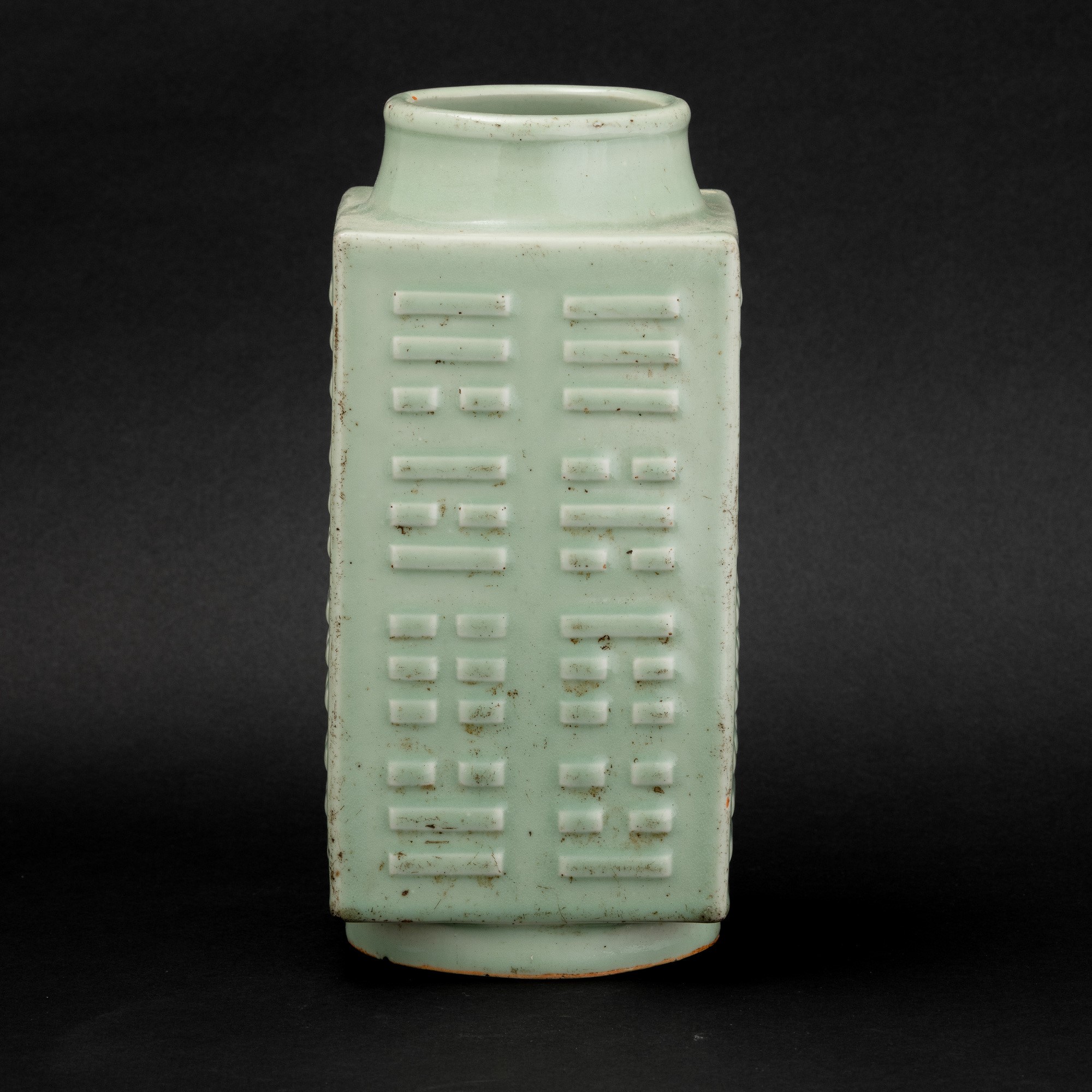 Cina, Vaso in porcellana celadon a sezione quadrata con trigrammi, dinastia Qing (marchio Qianlon...
