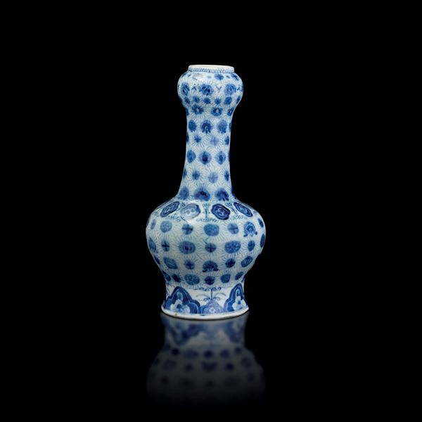 Vaso in porcellana bianca e blu a motivi floreali, Cina, Dinastia Qing, epoca Guangxu (1875-1908)