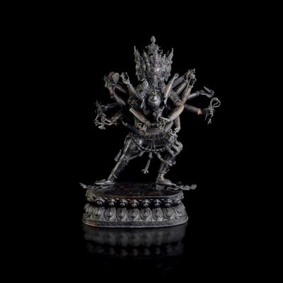 Monumentale Figura di Guhyasamaja in Yab-yum Stante su Doppio Fiore di Loto in Bronzo, Cina, XIX ...