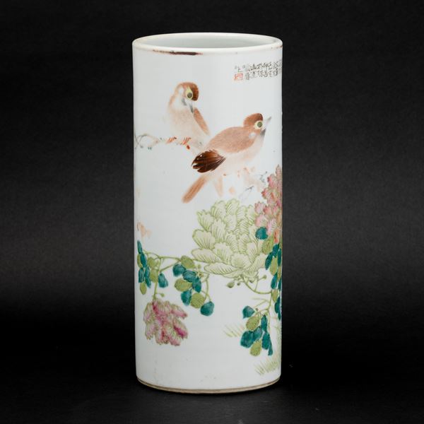 Vaso a cilindro in porcellana raffigurante scena di paesaggio con coppia di uccelli e iscrizioni, Cina, Dinastia Qing, periodo Guangxu (1875-1908)