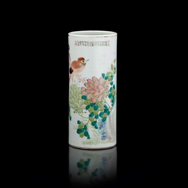 Vaso a cilindro in porcellana raffigurante scena di paesaggio con coppia di uccelli e iscrizioni, Cina, Dinastia Qing, periodo Guangxu (1875-1908)