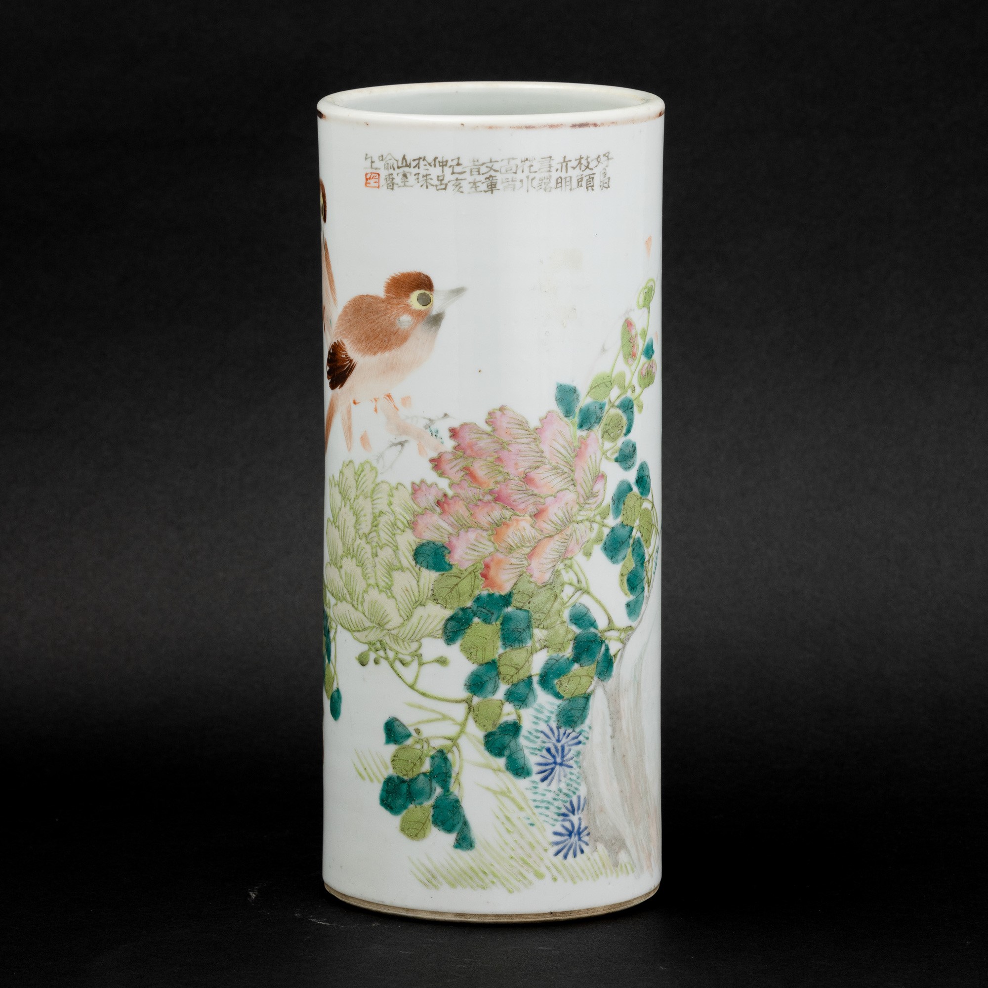 Vaso a Cilindro in Porcellana Raffigurante Scena di Paesaggio con Coppia di Uccelli e Iscrizioni,...