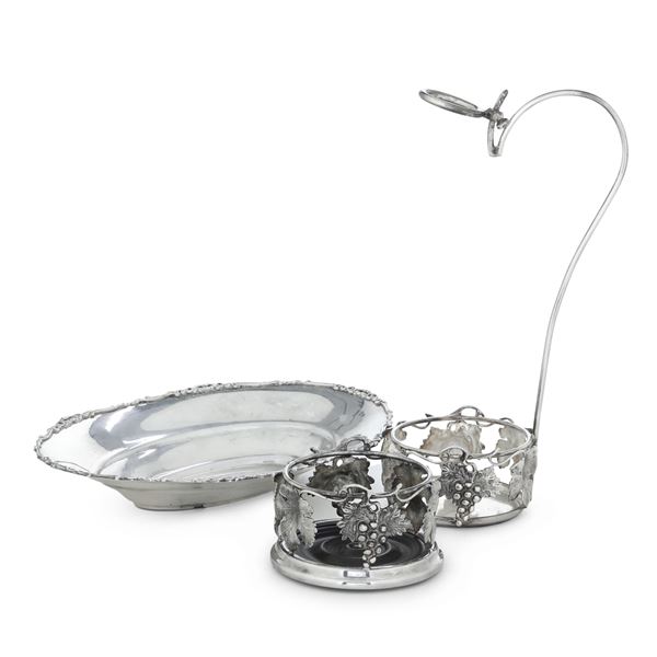 Lotto composto da sottobottiglia, un porta bottiglia ed un centrotavola. Argenteria italiana del XX secolo, argentieri differenti