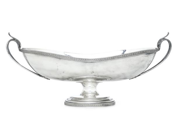 Centrotavola biansato. Argenteria italiana del XX secolo, argentiere Peruggia & C., Alessandria