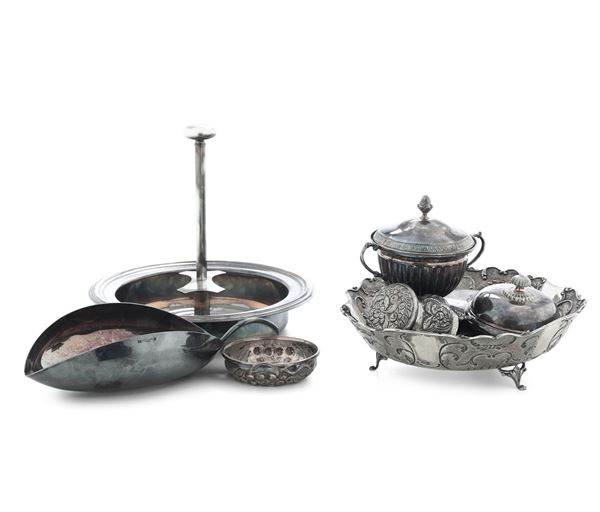 Lotto di oggetti in argento e metallo. XX secolo