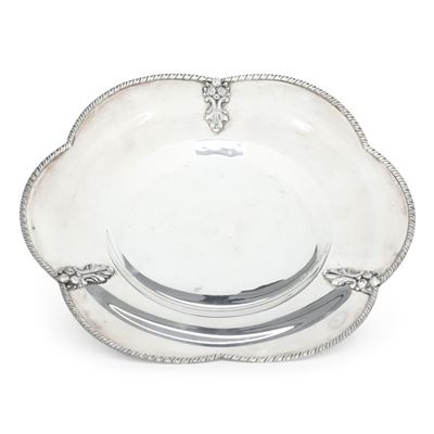 Piatto polilobato, argento fuso e sagomato (argenteria italiana del XX secolo)