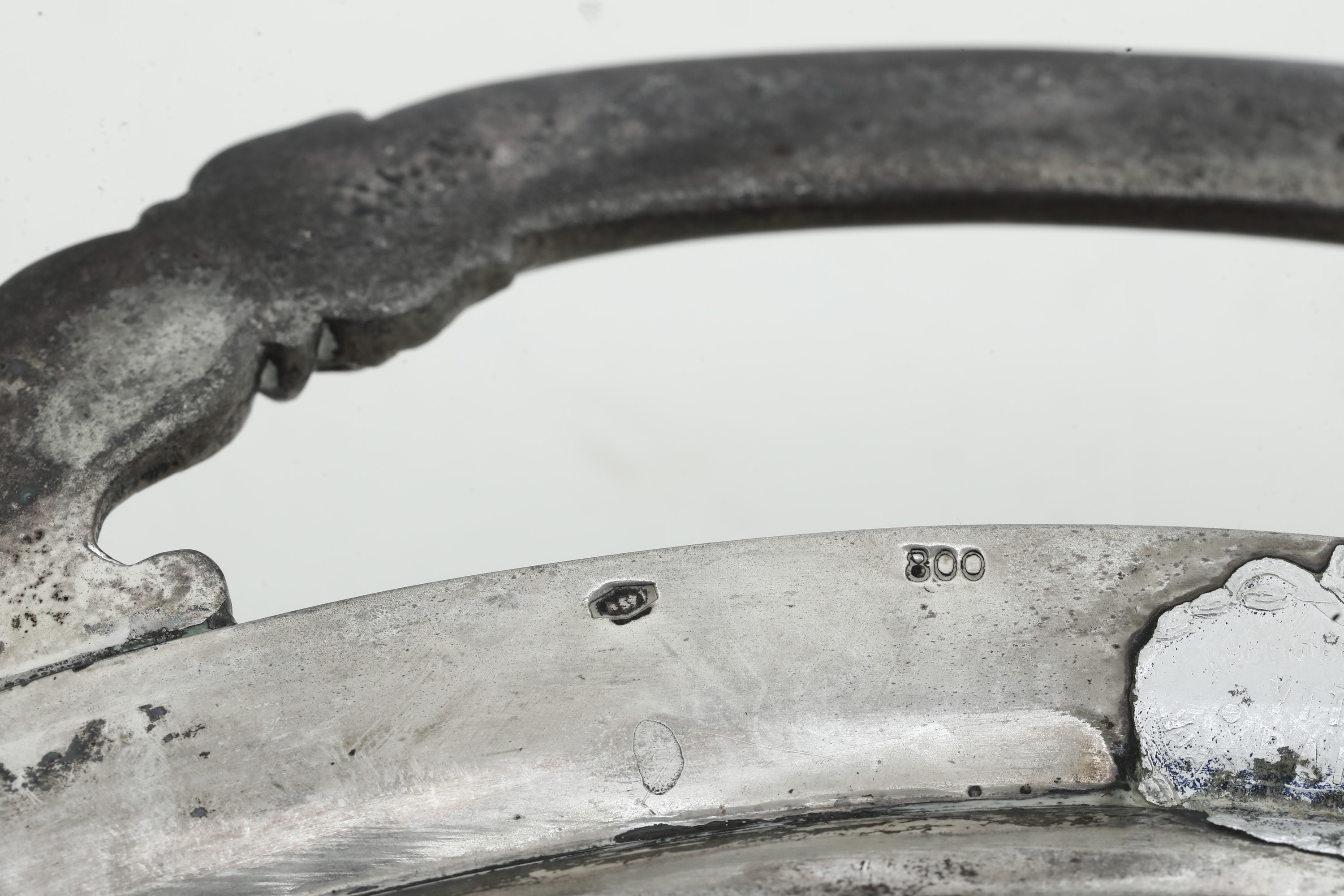 Argenteria italiana del XX secolo, Vassoio biansato in argento fuso e sagomato