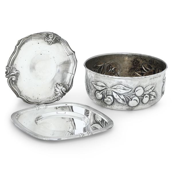 Lotto di tre oggetti tra cui piattino di una trambleuse genovese del XVIII secolo 