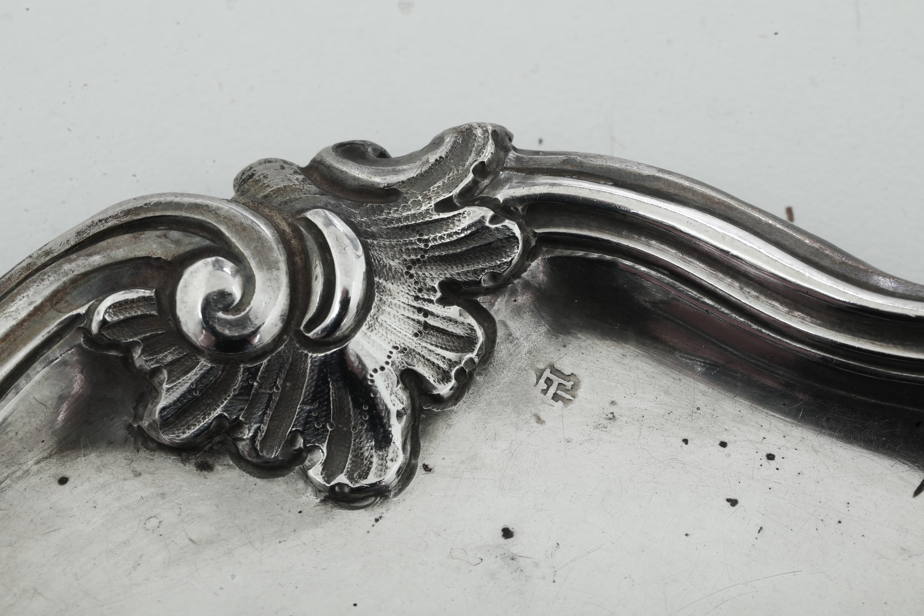 Argento fuso e sagomato, piattino di trambleuse genovese (XVIII secolo), diam. da 14,5 a 16 cm