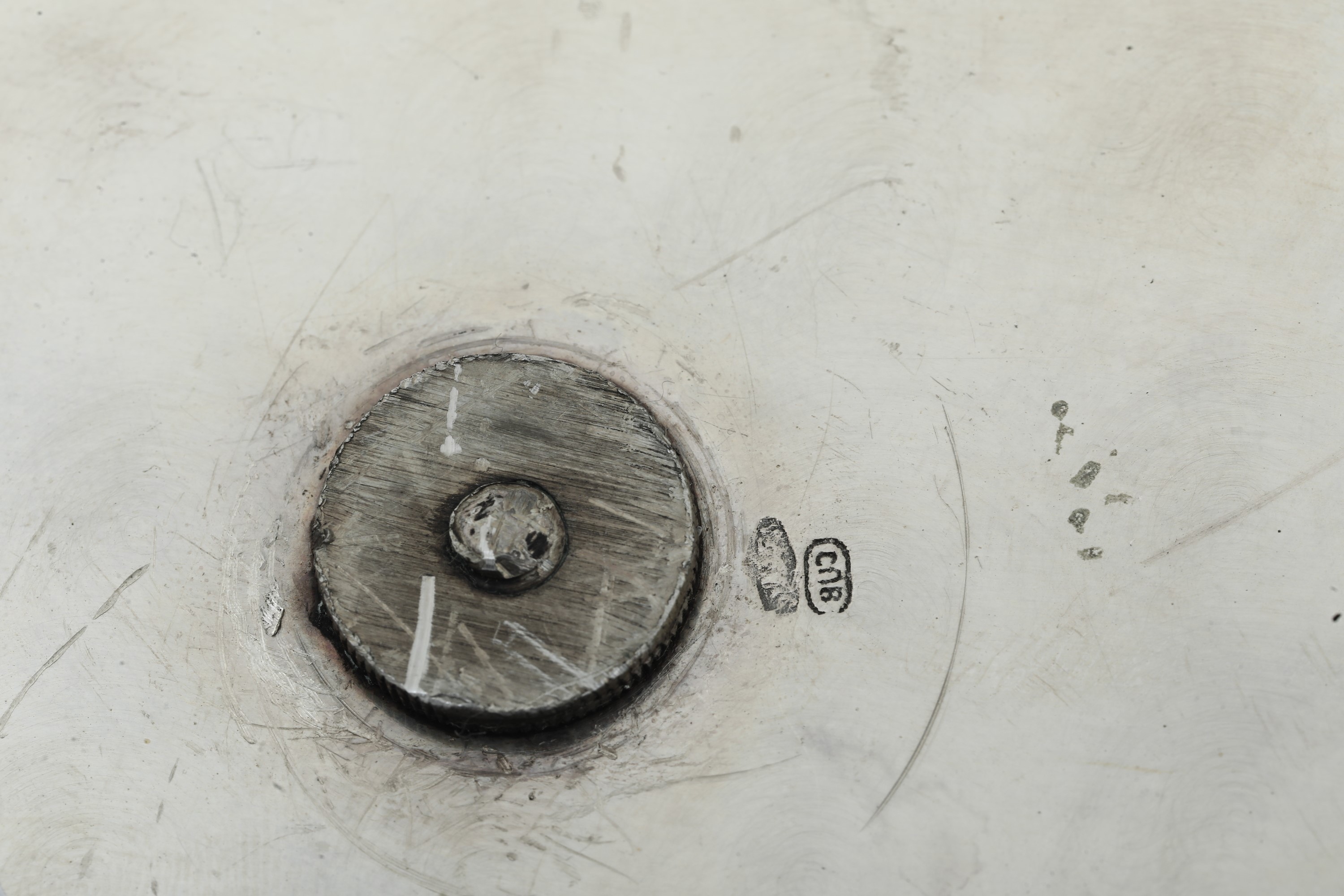 Argenteria italiana del XX secolo, Acetoliera in argento fuso sagomato e traforato con ampolle in...